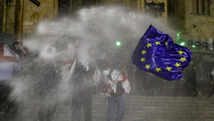 Дванадесета поредна нощ на протести пред парламента в грузинската столица