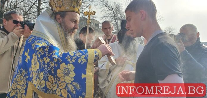 Дванадесетокласникът Христо Бацалов извади кръста от водите на реката в Гоце Делчев