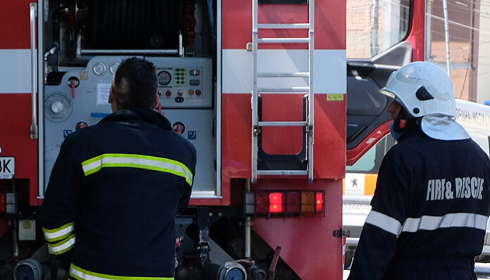 Две деца са обгазени след пожар в дома им