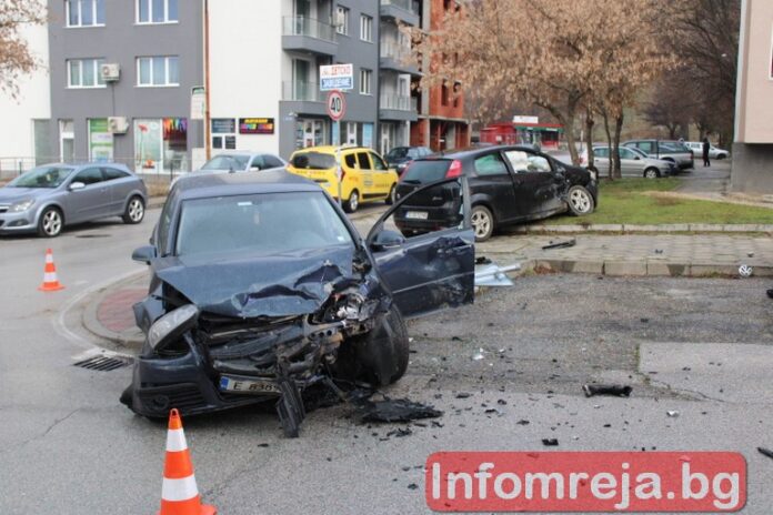 Две коли се удариха на метри от детска градина в Благоевград