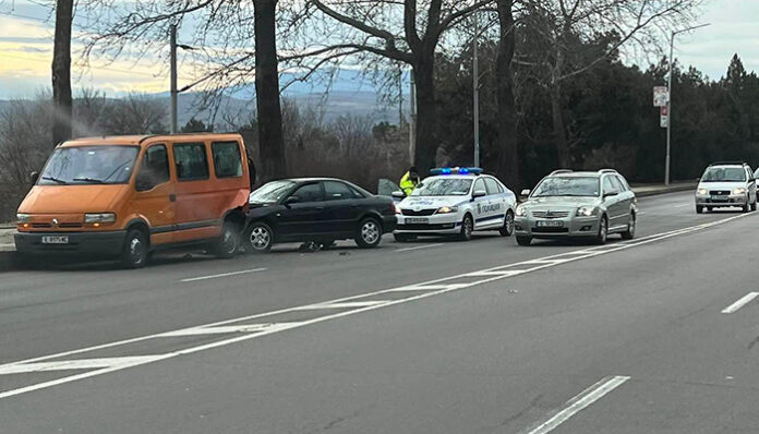 Две коли се удариха в Благоевград