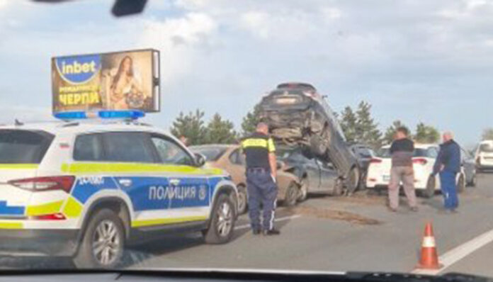 Две верижни катастрофи с 12 автомобила на АМ „Тракия“