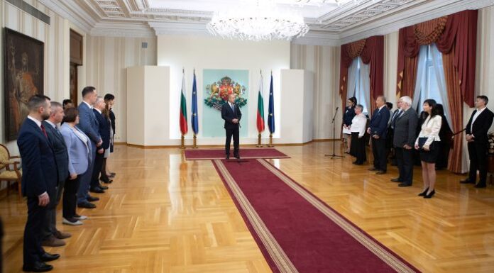 Държавният глава отличи изявени българи с Почетния знак на президента