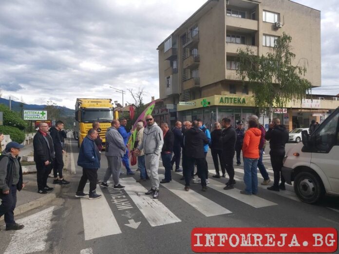 Е-79 затворен от протестиращи при Кресна