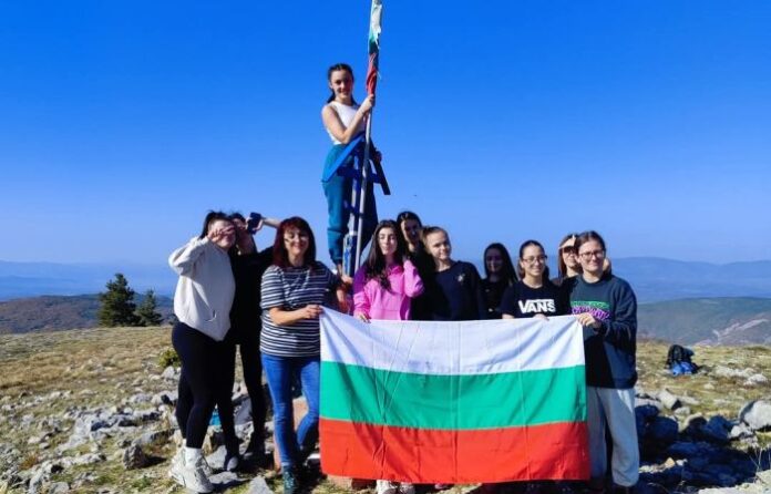 Един различен час за учениците на ЕГ-Кюстендил! Изкачиха връх Руен