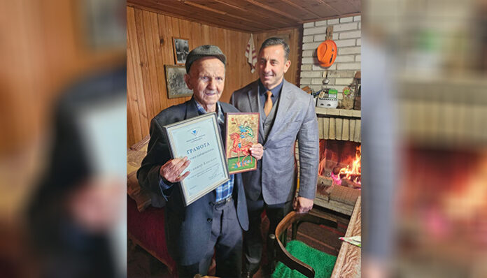 Един век пари за държавата: Данъчните наградиха 100-годишния бай Митко от Смолян