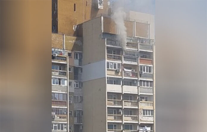 Един загинал и трима обгазени при пожар в ж.к. 