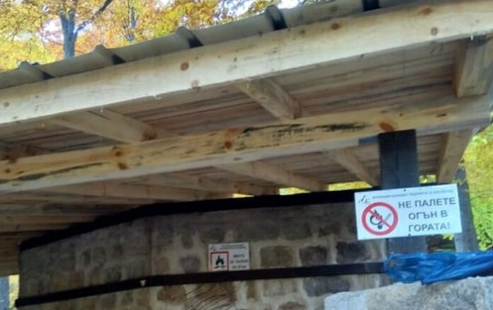 Едно добро дело! Група приятели възстановиха навес за отдих в Осогово