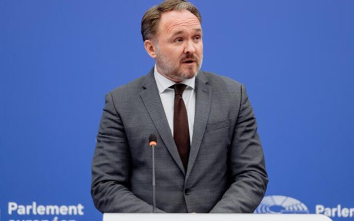 ЕК предлага постепенно прекратяване на вноса на руски газ и нефт в ЕС