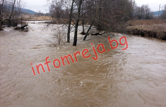 Екипи работят в района на Долно село