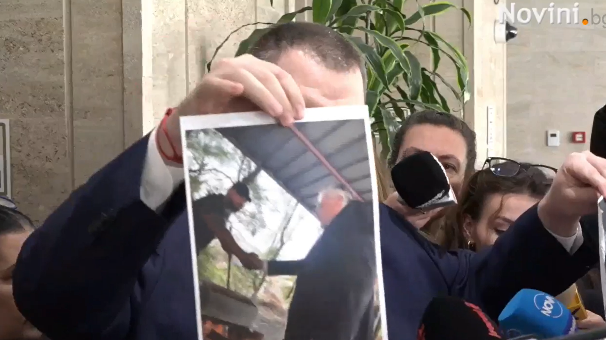 Пеевски размаха снимка на Рашков, бившият министър атакува с телефон Пеевски размаха снимка на Рашков, бившият министър атакува с телефон - Инфомрежа
