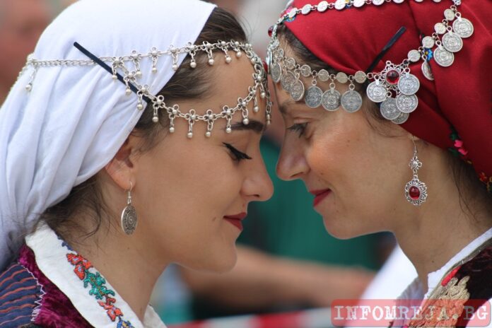 Елешница посрещна Великден с многовековната си кукерска традиция