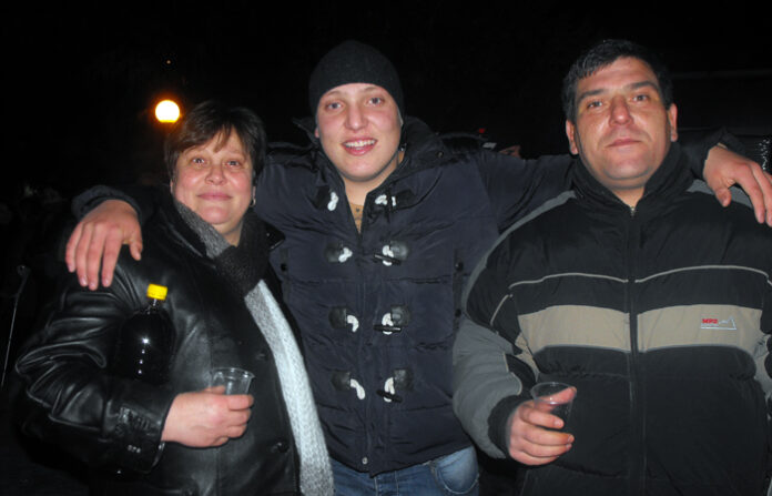 Емил Илиев вдигна първа наздравица за 2013-а на площада в Микрево