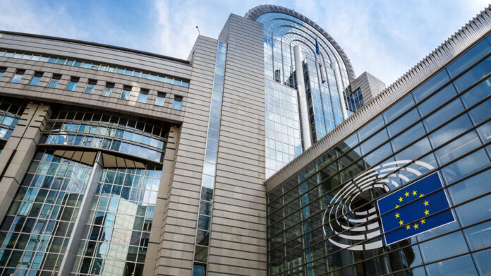 Европарламентът даде на съд Еврокомисията