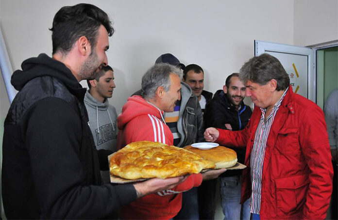Феновете на Пирин посрещнаха Наджи Шенсой с хляб и сол