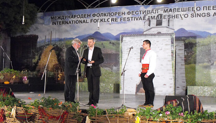 Фолклорен ансамбъл от с. Кринидес