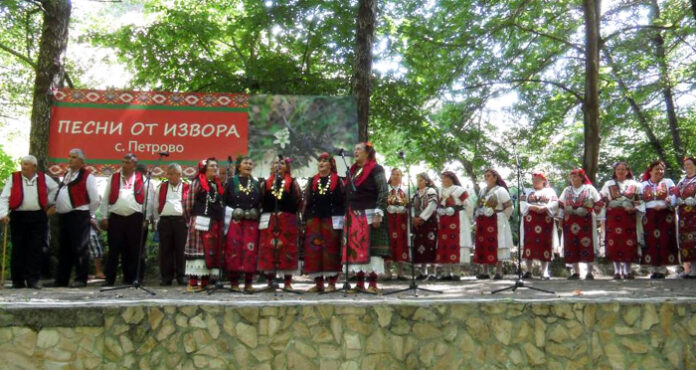 Фолклорен фестивал „Песни от извора“ събира в село Петрово любители на автентичния фолклор от страната и чужбина