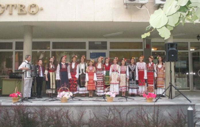 Формация „Фолк-Арт“ зарадва с концерт кюстендилската публика
