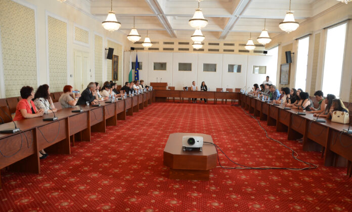 Футболна топка подариха на Бойко Борисов гербери от Белица и Якоруда