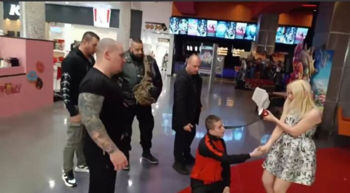 Гавра в Пловдив! Водят на каишка момче със специални образователни потребности