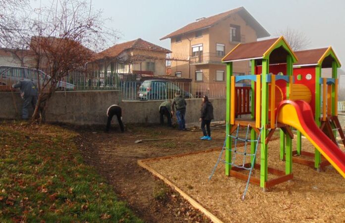 ГЕРБ - Сапарева баня дари кипариси за новоизградената площадка в ДГ 