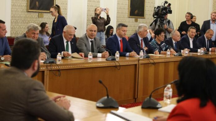 ГЕРБ-СДС и БСП разговарят в парламента