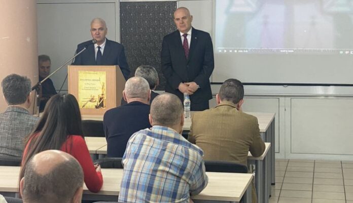 Гешев пред студенти: За едни реформа е да бутнеш къща
