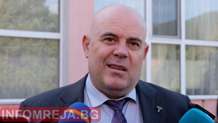 Гешев ще присъства на разпита на обвинения за пране на пари за 