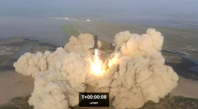 Гигантската ракета на SpaceX избухна минути след старта