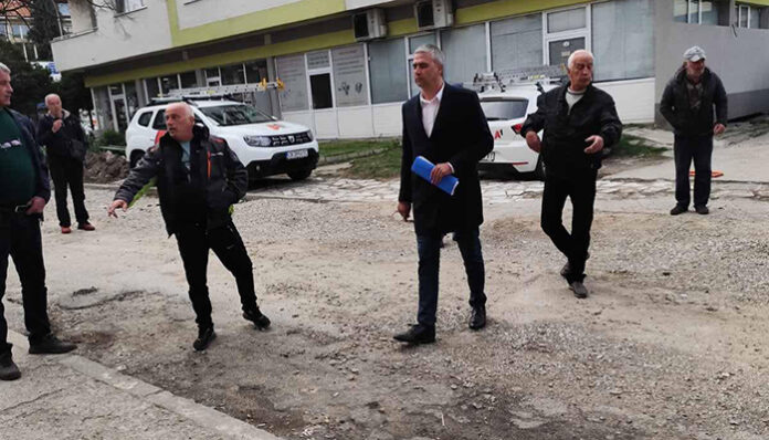 Глас народен: Затвориха улица в Разлог за 