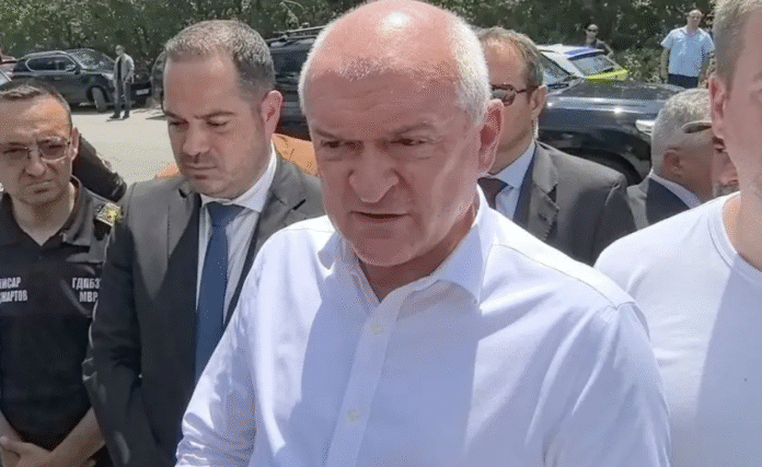 Главчев: Нека хората запазят спокойствие и да се изтеглят на безопасно разстояние!
