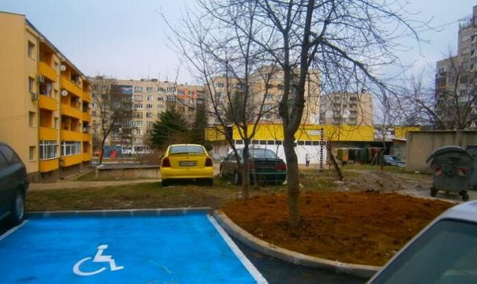 Глобяват 17 водачи за неправилно паркиране в зелените площи в Дупница