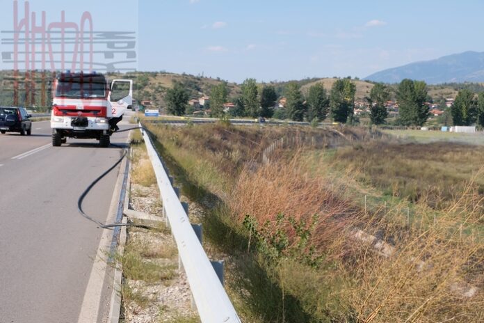 Голям пожар гори край автомагистрала 