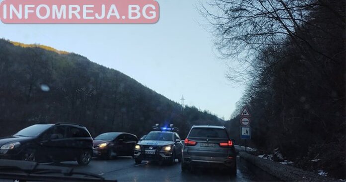 Голямото прибиране предизвика голямо задръстване! Опашка от коли затапи Предел