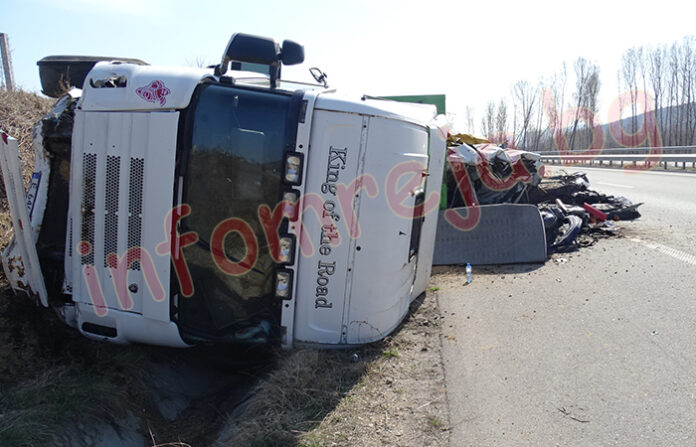 Гондола със скрап се е преобърна на АМ „Струма“ при Бобошево