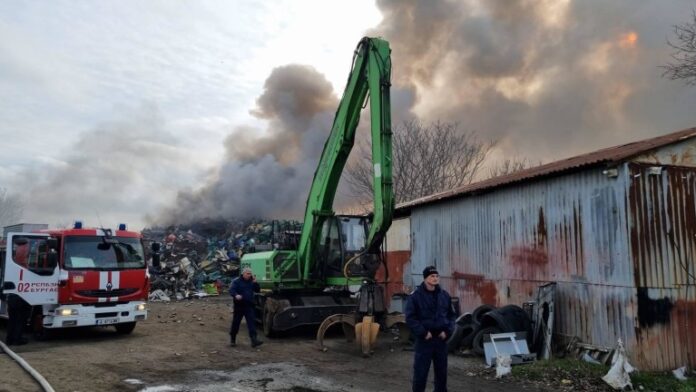 Гори база за скрап в Бургас