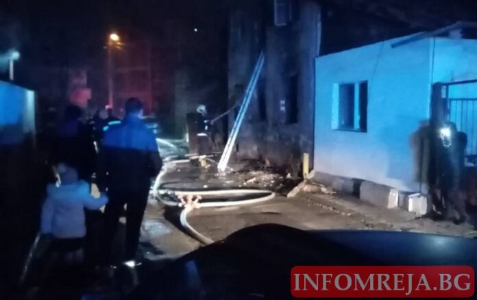 Гори къща в близост до центъра на Кюстендил