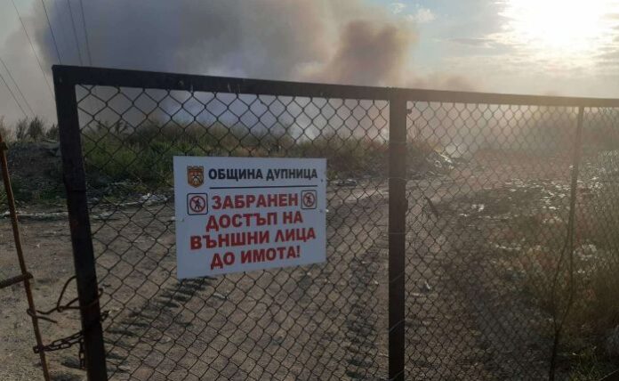 Горя старото сметището в местността Злево край Дупница