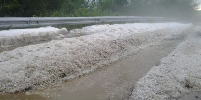 Градушки и ураганни ветрове удариха страната