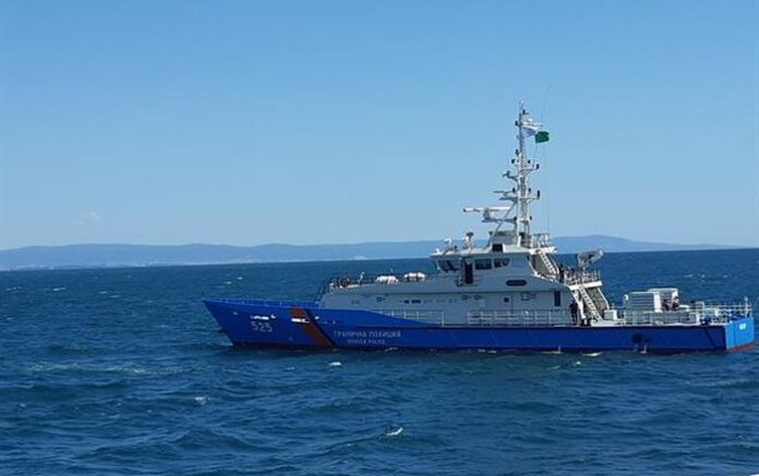 Граничният полицейски кораб „ Обзор“ участва в операция по спасяване на двама чужденци в Черно море