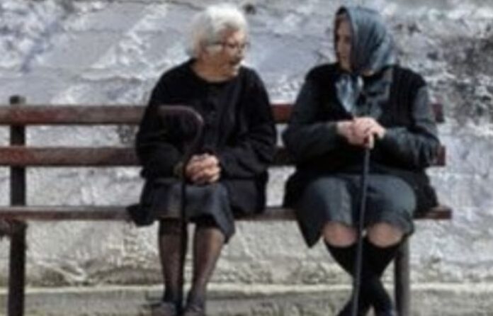Гривна с паник бутон е спасила 3 000 възрастни гърци