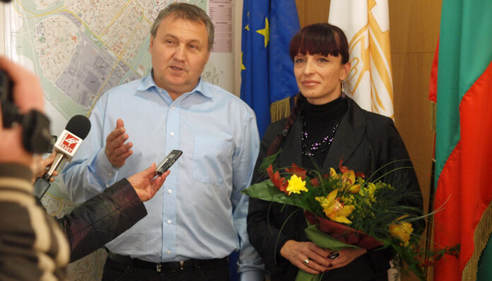 Хаджигаев предаде щафетата на Савеклиева