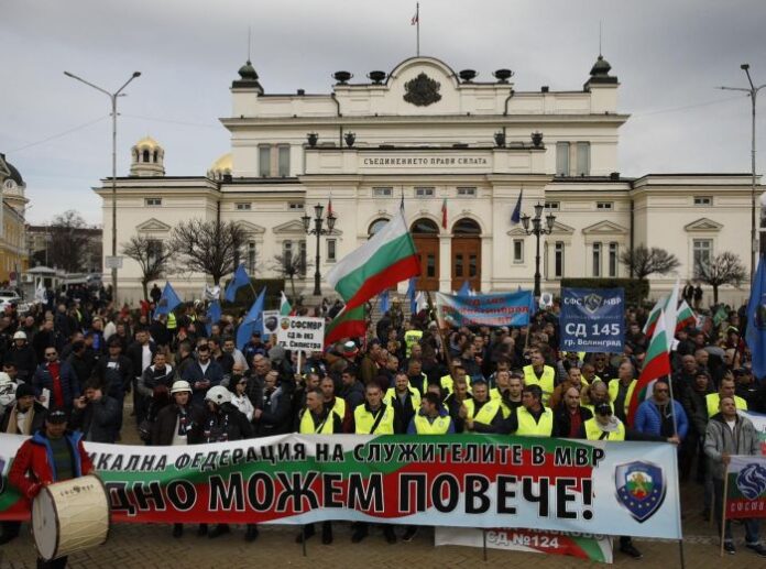 Хиляди полицаи и пожарникари обсадиха парламента