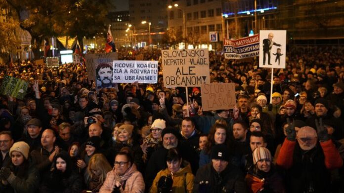 Хиляди протестираха в Словакия срещу правителството на Фицо