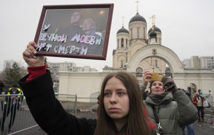 Хиляди руснаци се събраха с букети за погребението на Навални
