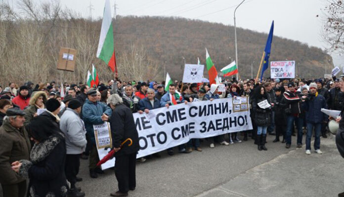 Хора с партийни книжки вън от среща на протестиращи