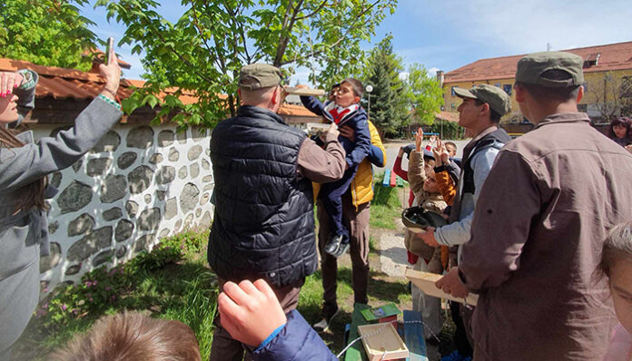 Хранилки за птици поставиха учениците от ПЛТГ-Банско в началното училище
