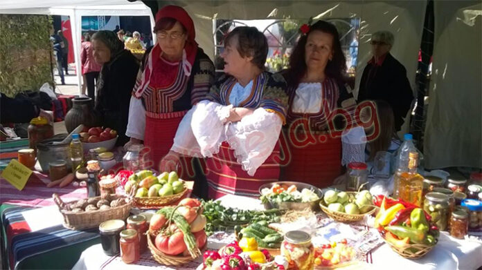 Художествено аранжирани маси и изложение на занаятчии за Празника на плодородието в Кюстендил