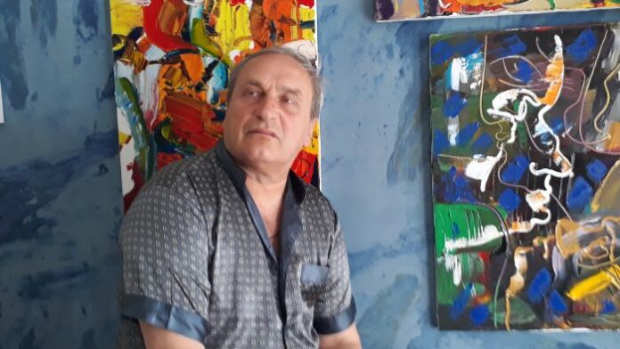 Художникът Здравко Анев подготвя дома си за среща с „Братя и сестри Карамазови“