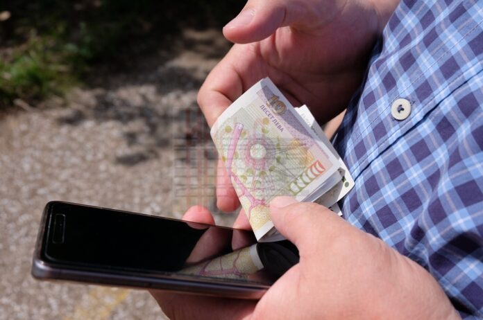 И чужденците пипат! Задържаха мъж